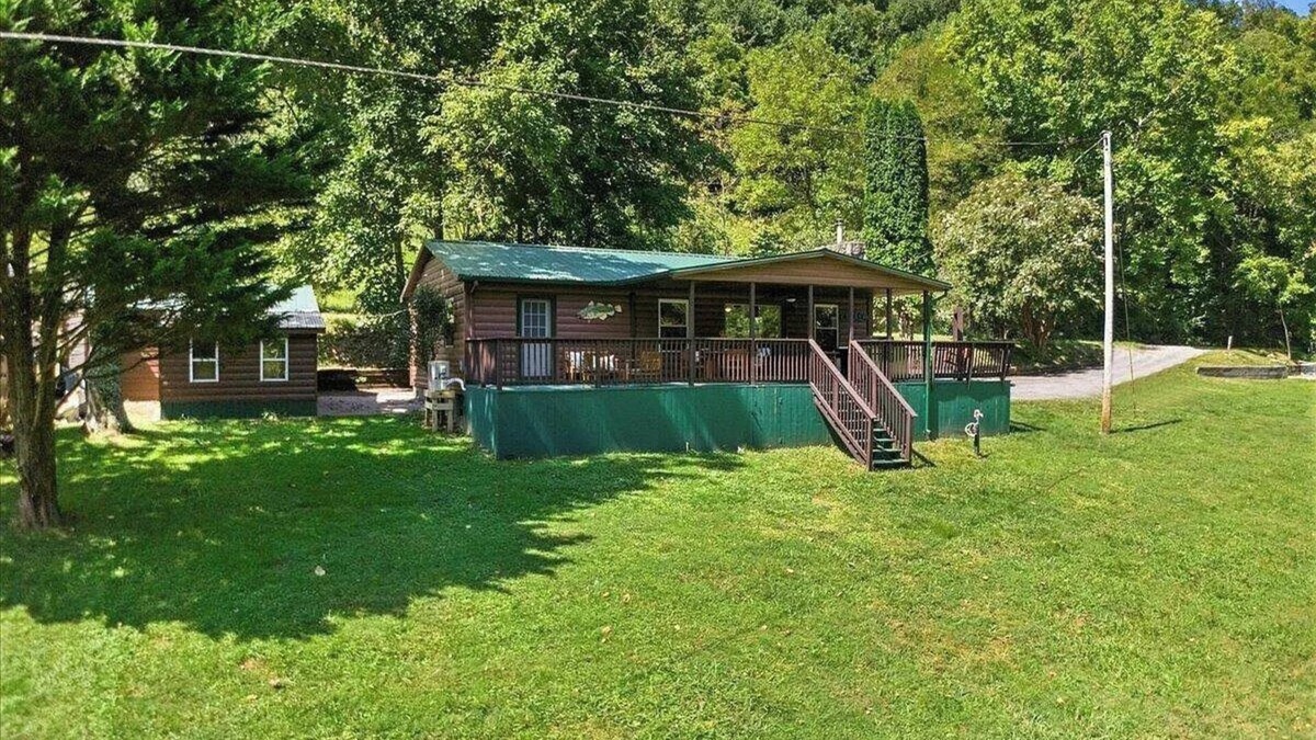 Pearisburg Cabin | Beautiful water front cabin in charming Pearisburg with all amenities.