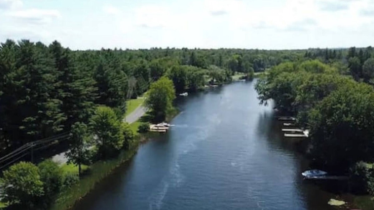 Port Stanton Cottage | Beautiful Waterfront Cottage with Hot Tub in South Muskoka