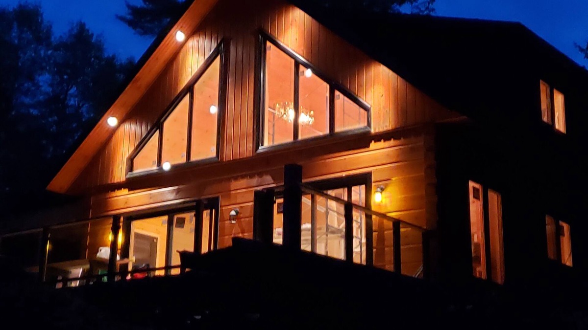 Gravenhurst Ski Chalet | Beautiful waterfront log home