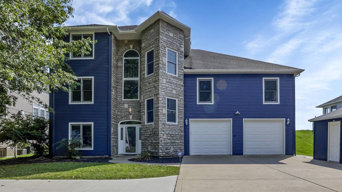 Millersport House | Beautiful waterfront lakehouse - Dock, Screened in patio, Bar, 4 bedroom, 5 bath