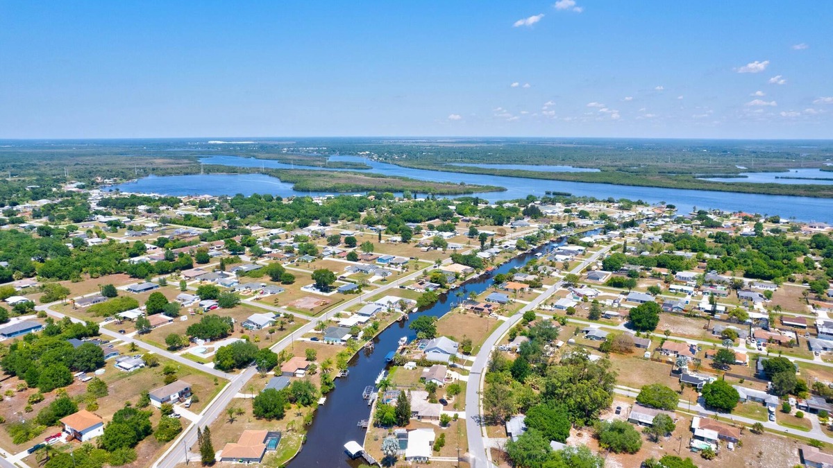 Harbour Heights House | Beautiful Waterfront Cottage With a Heated Pool And Dock
