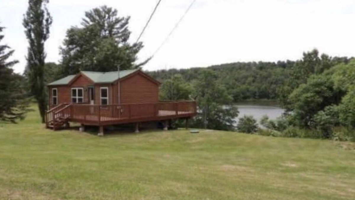 Springville House | Beautiful waterfront property