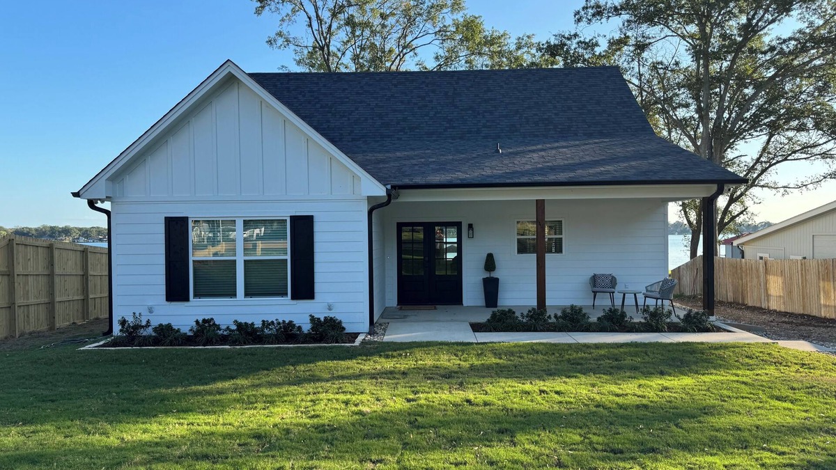 Flint House | BEAUTIFUL WATERFRONT 2 BR 2 BH house on Lake Palestine, WiFi, AC & amazing views