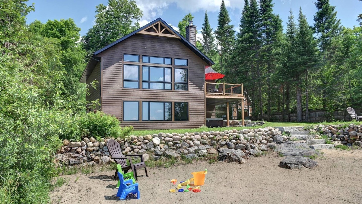 Labelle Ski Chalet | Beautiful waterfront cottage