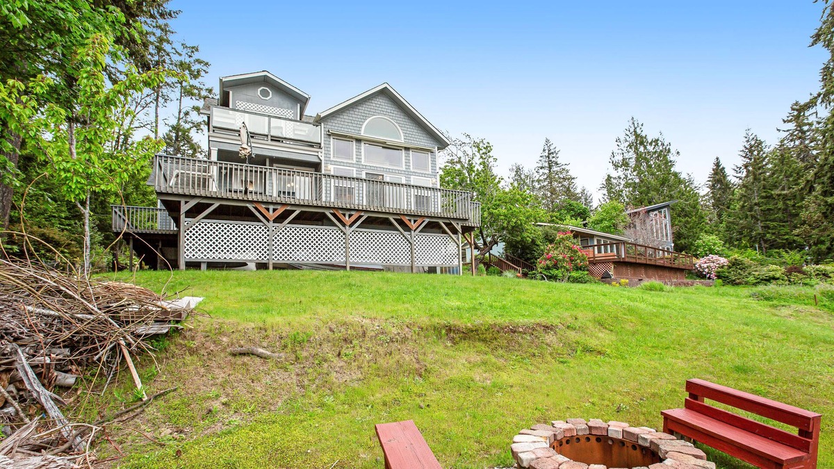 Agate House | Beautiful waterfront gem with gas grill, fast WiFi, shared pool & ideal location