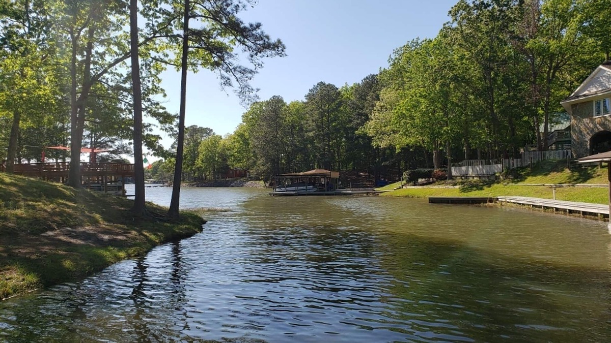 Henrico House | Beautiful Waterfront Home on Lake Gaston with pontoon rental option