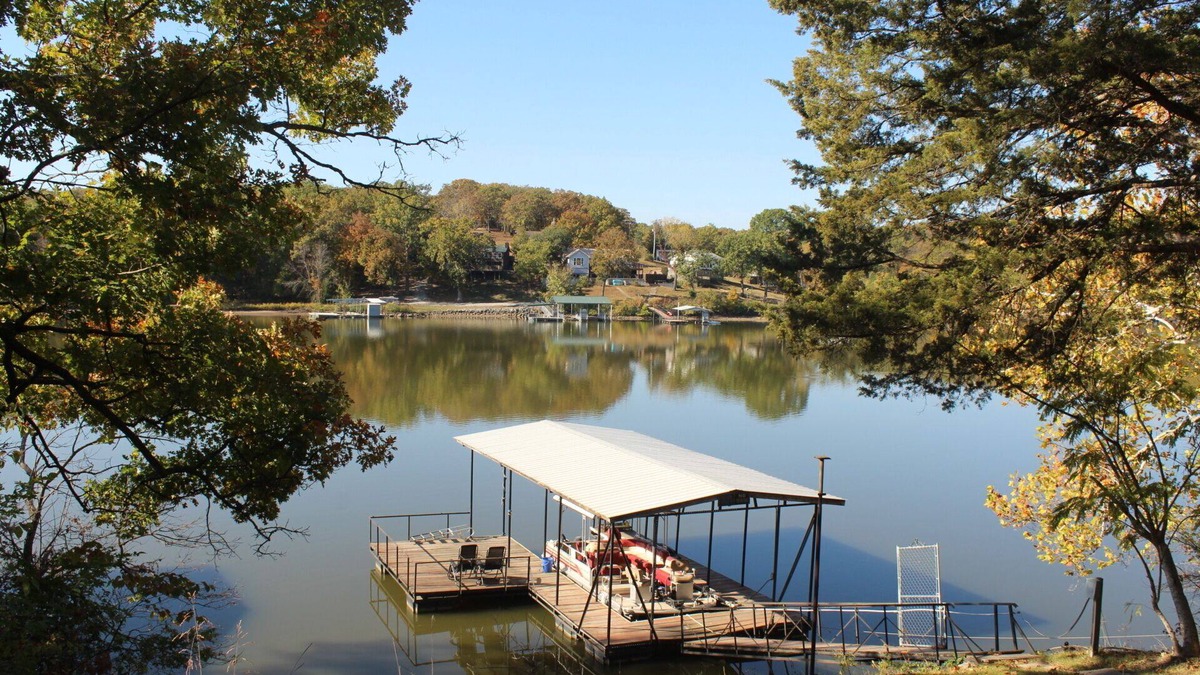 Warsaw House | Beautiful waterfront house in Warsaw with swimming dock and boat slip