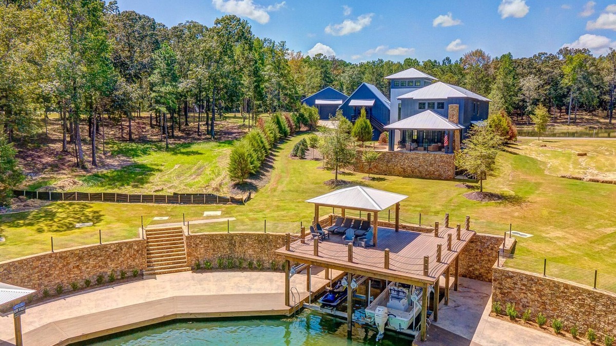 Eclectic Apartment | Beautiful waterfront lake guest house with guest boat docking area