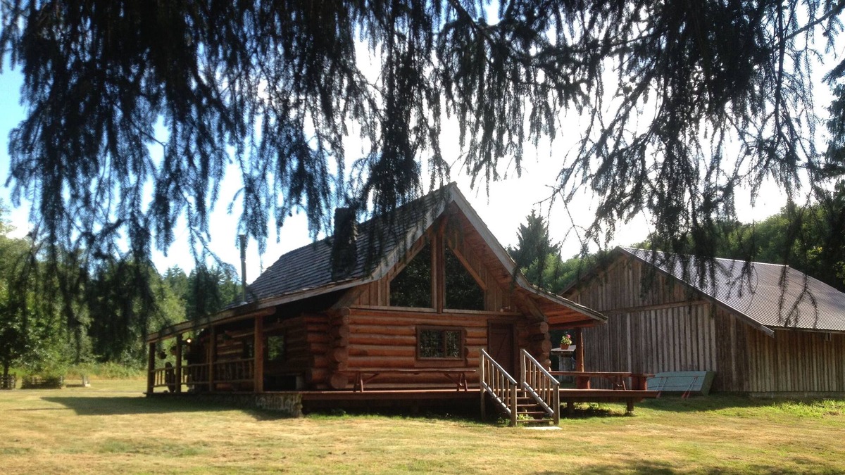 Raymond Cabin | Beautiful Waterfront Log Cabin with Hot Tub and Sauna