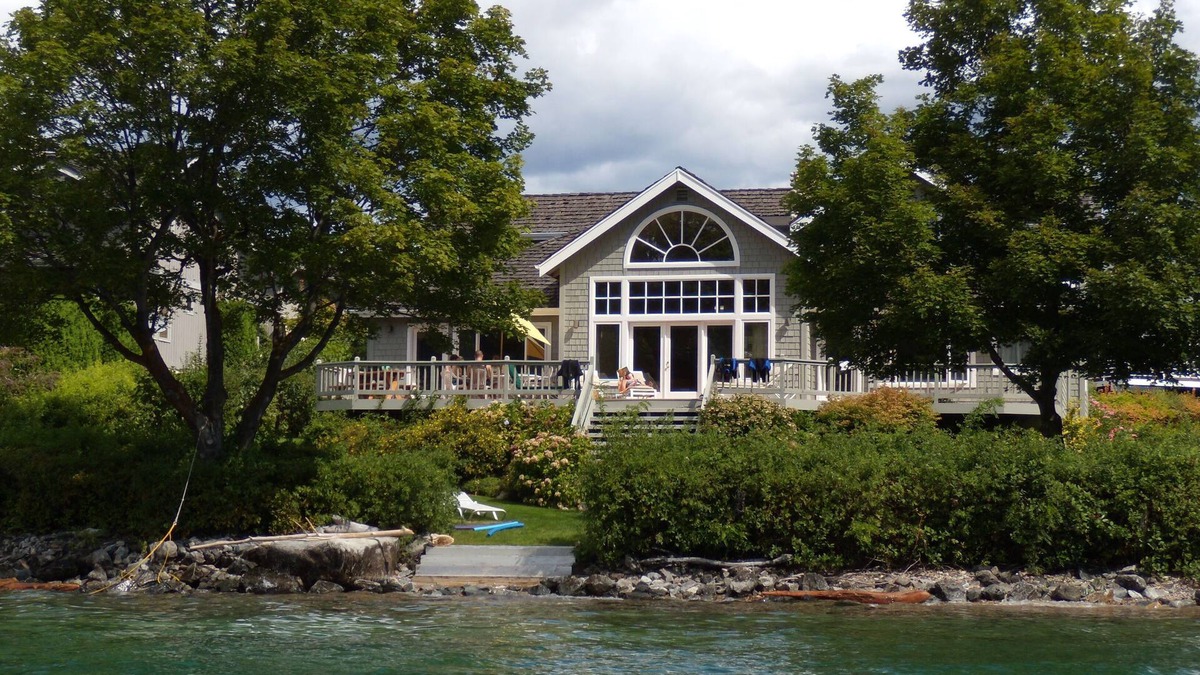 Wapato Point House | Beautiful waterfront on Wapato Point
