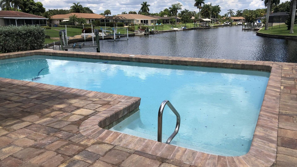 Biggar House | Beautiful Waterfront Paradise. 10 miles to the beach!