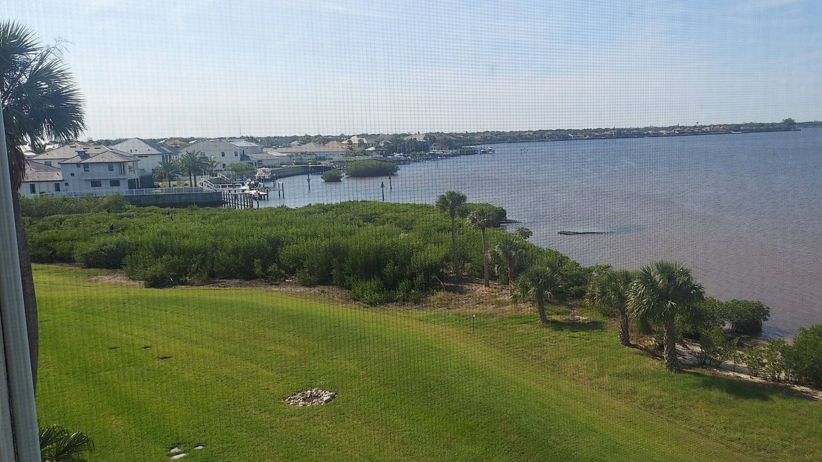 River Pointe House | Beautiful Waterfront Condo