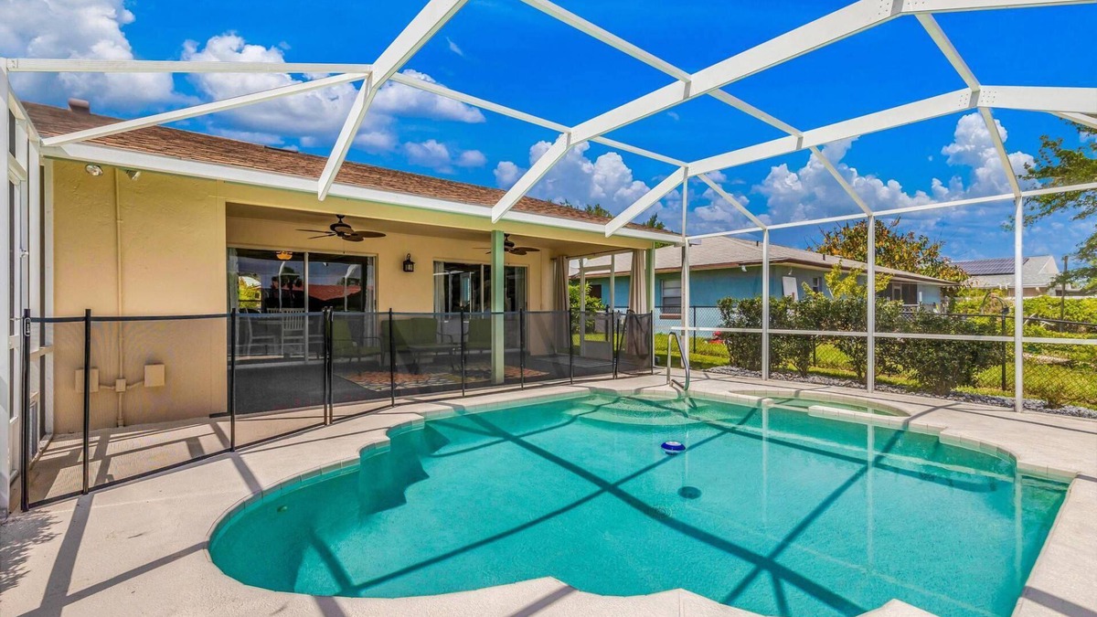 Palm Harbor House | Beautiful Waterfront Pool Home | Close to Golf & Beaches | Dog Friendly | Free Wifi | Dock