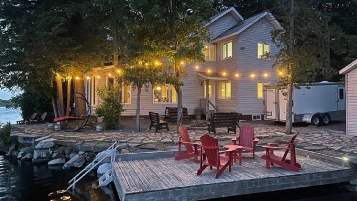 North Frontenac Cottage | Beautiful well kept Private waterfront cottage on Big Gull Lake