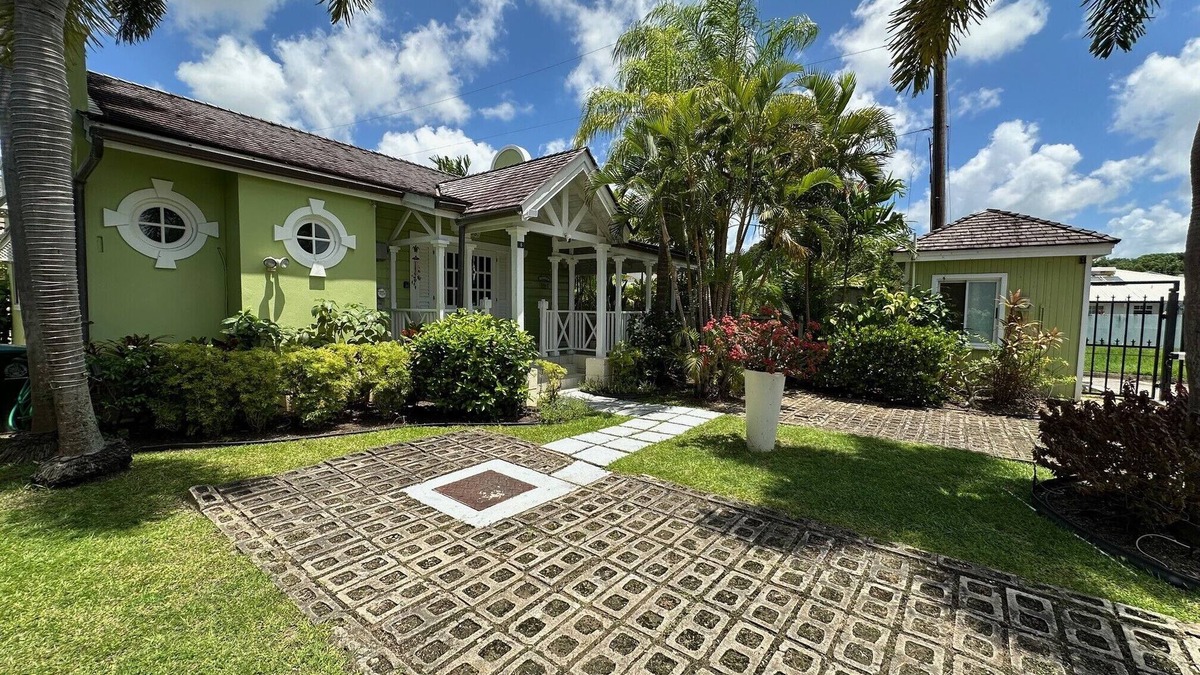 Porters Villa | Beautiful West Coast villa, shared pool, Inc Fairmont Beachclub access for four.