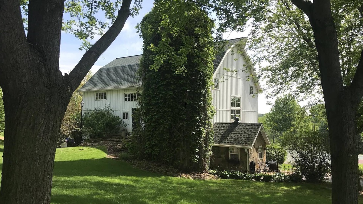 Sauk City House | Beautiful White Barnnn