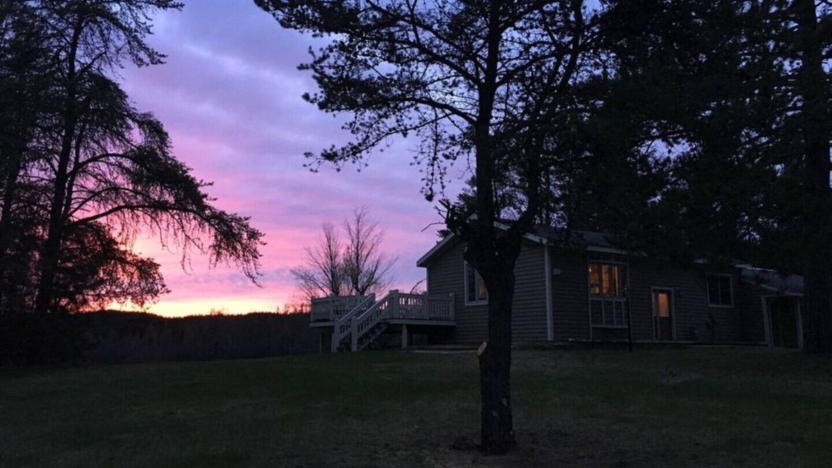 Tomahawk House | Beautiful Year Round Home on Lake Nokomis, on Snowmobile & UTV Trail