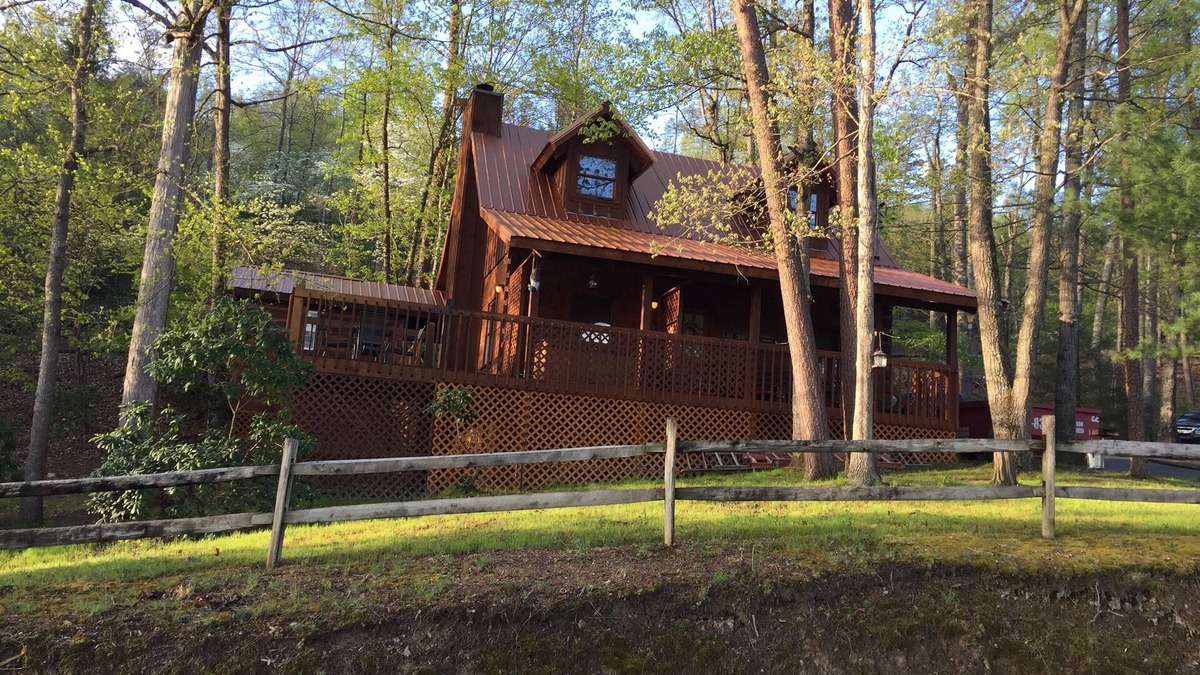 Pigeon Forge Cabin | Beautifull Log Cabin in a peacefull wooded setting, minutes from Pigeon Forge.