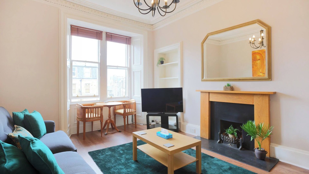 Marchmont Apartment | beautifully appointed 2-bedroom, 2-bathroom apartment nestled on the 3rd floor. Sleeps 4.