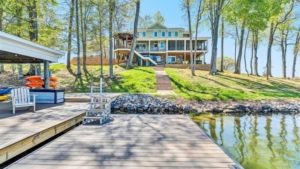 Huddleston House | Beautifully appointed SHOWPLACE home on FLAT LOT w/250' of shoreline & HOT TUB! Come Visit "Viewtopi