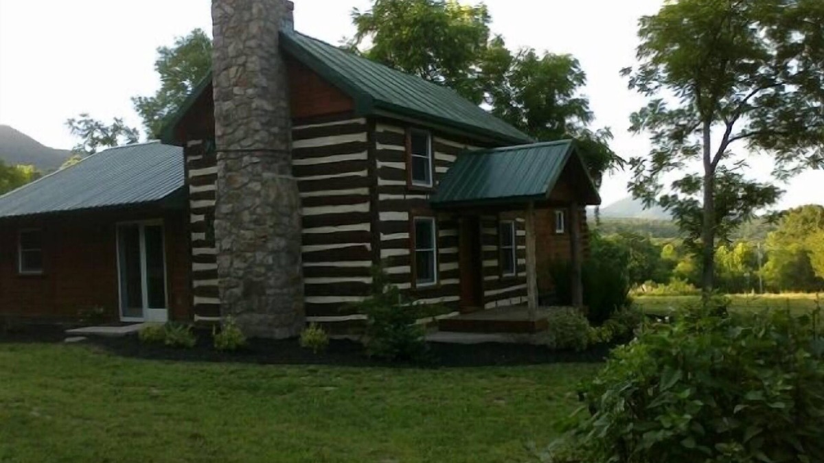 Luray Cabin | Beautifully appointed log cabin features mountain views, river, trails, WiFi
