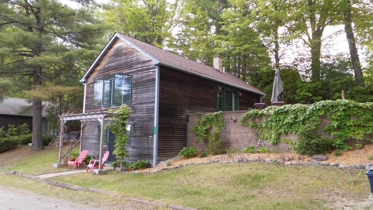 Bomoseen House | Beautifully appointed lake-view cottage with dock access