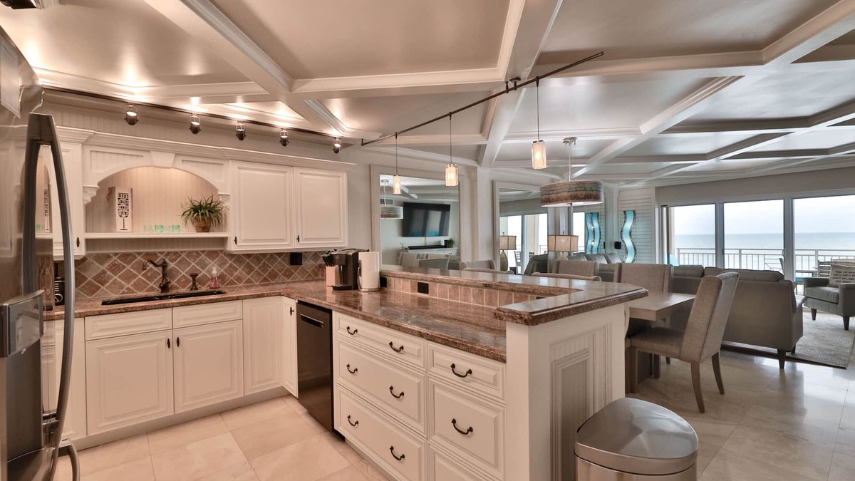 Zelia Sams Condo | Beautifully decorated completely remodeled with custom woodwork throught. top floor