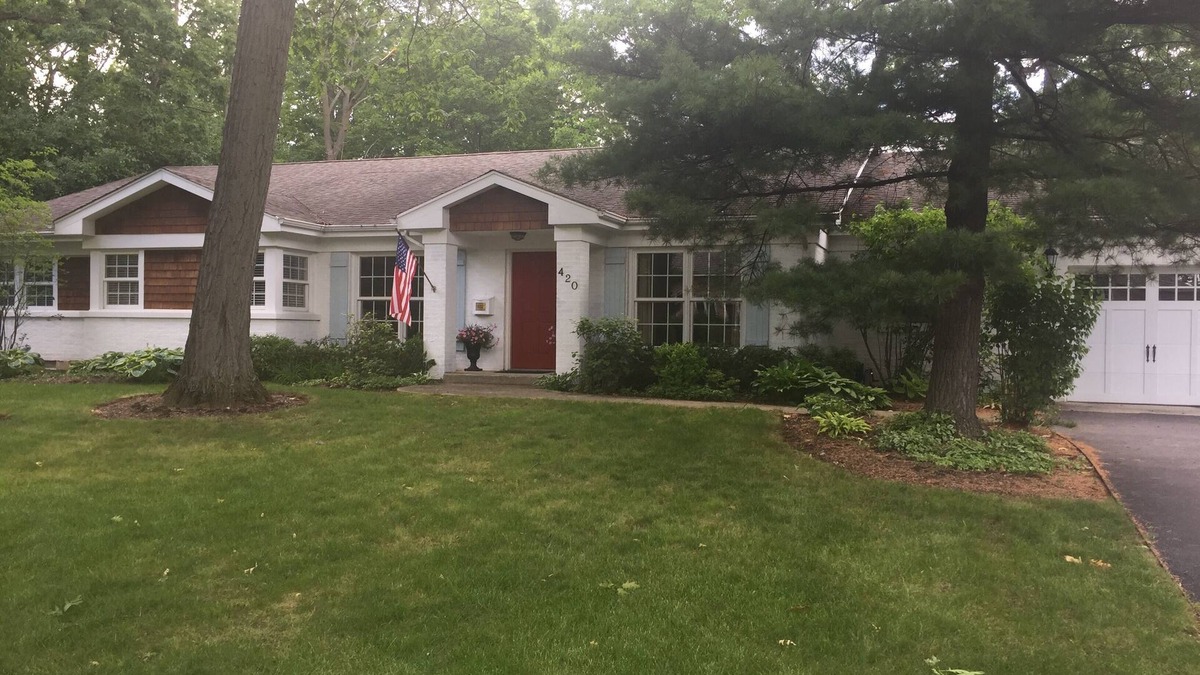 Lake Forest House | Beautifully Decorated Ranch, minutes from Lakefront, Beach and Downtown