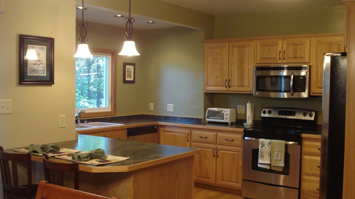 Riverside House | Beautifully Decorated Home near Spirit Mt., Hiking Trails and the Munger Trail