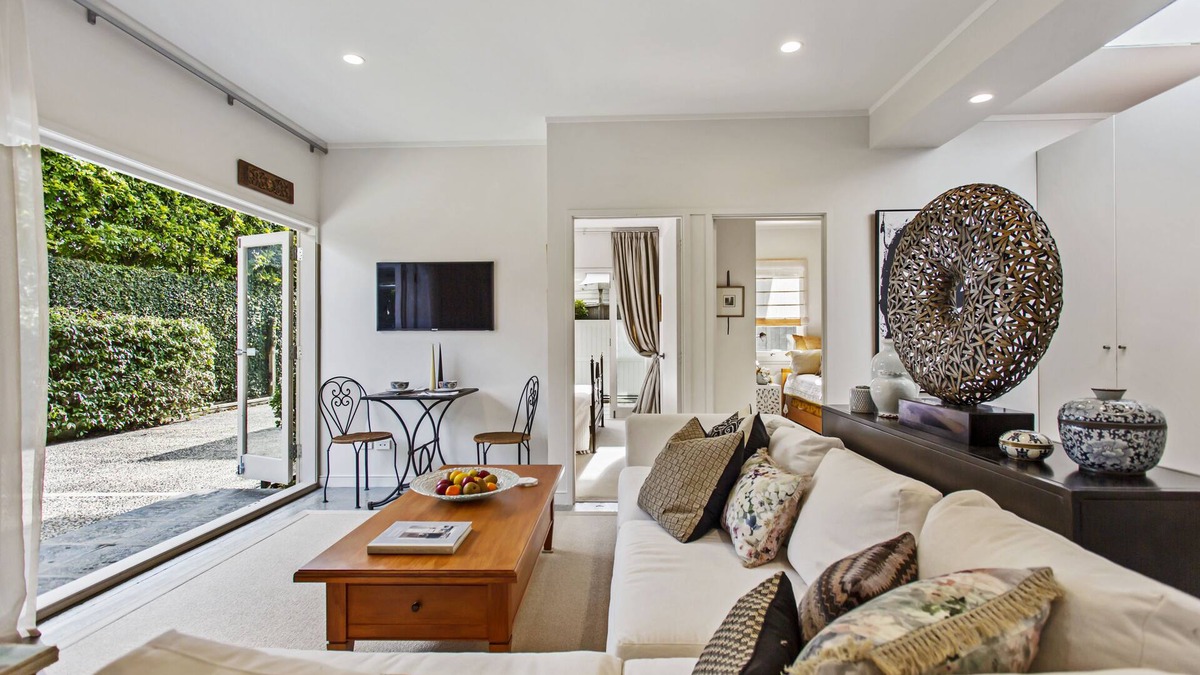 Westmere Apartment | Beautifully decorated, stylish and comfortable, central Auckland