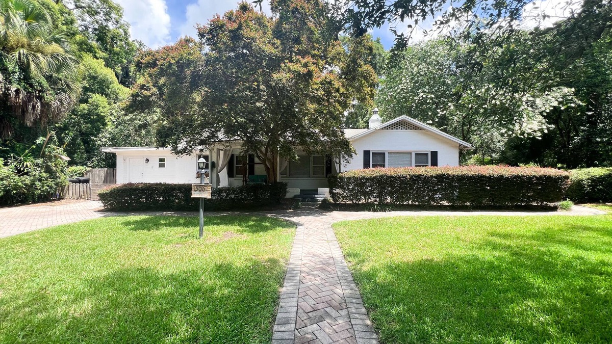 Gainesville House | Beautifully Designed Oasis - Blocks to UF Stadium!