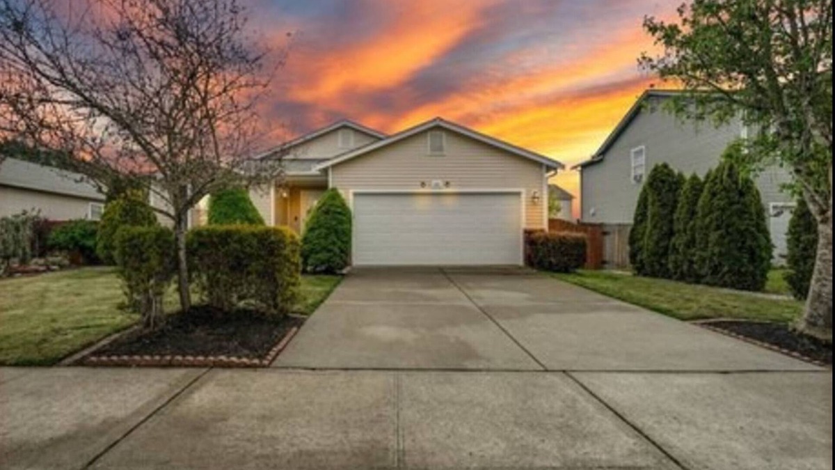 Orting House | Beautifully furnished home w/river a minute away. Charming house in Orting.