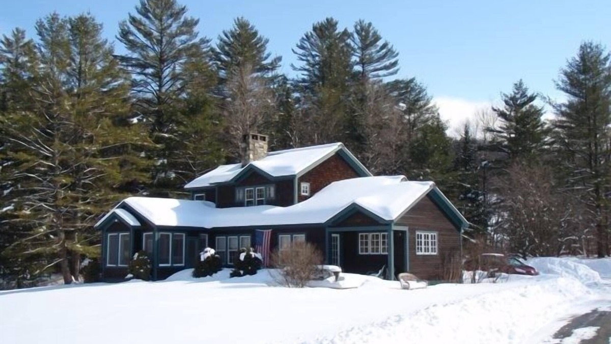 South Londonderry House | Beautifully Maintained Custom Built Home on 7 acres - 3 mi from Stratton Access
