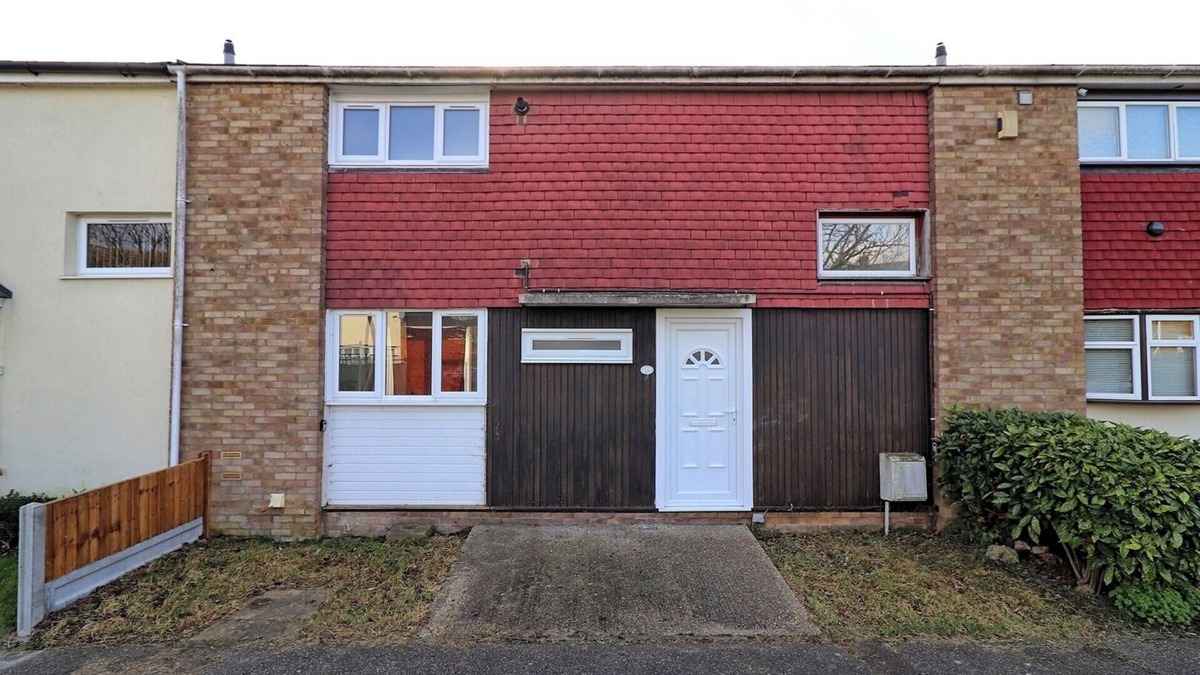 Crays Hill House | Beautifully Modern Retreat in Basildon With Garden