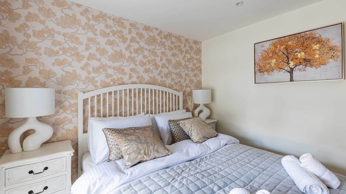 Guildford Apartment | Beautifully presented 3 bedroom apartment,nwalking distance to University,Tesco