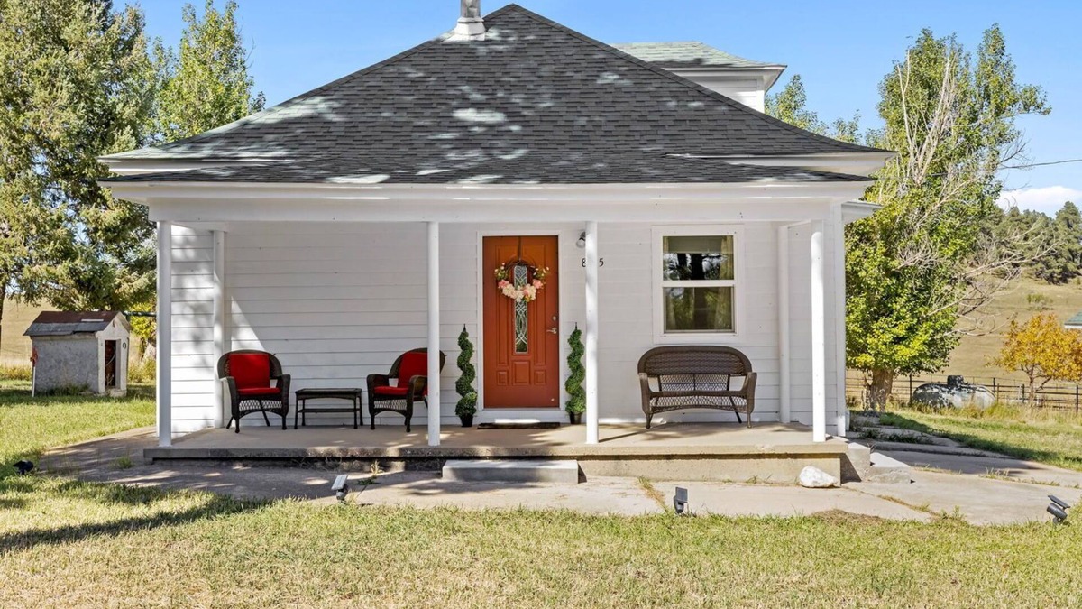 Rye House | Beautifully remodeled ranch house in the mountains of Rye, CO