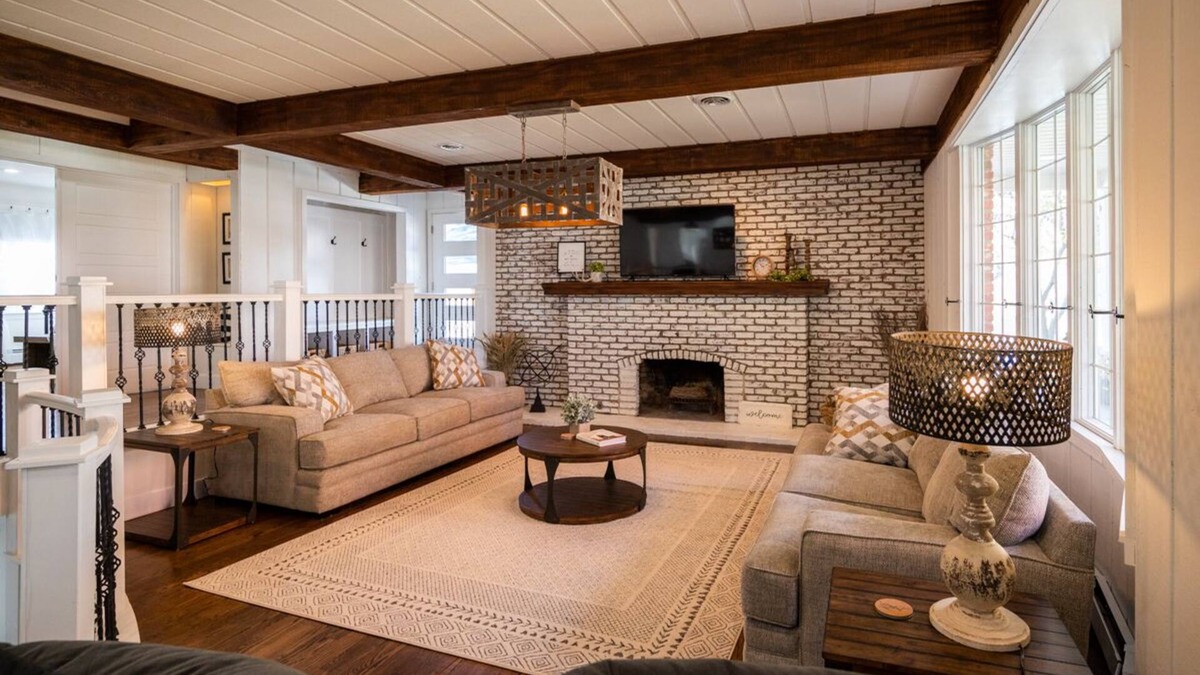 Lyndon House | Beautifully renovated 3,800 sq ft house between 2 federal lakes