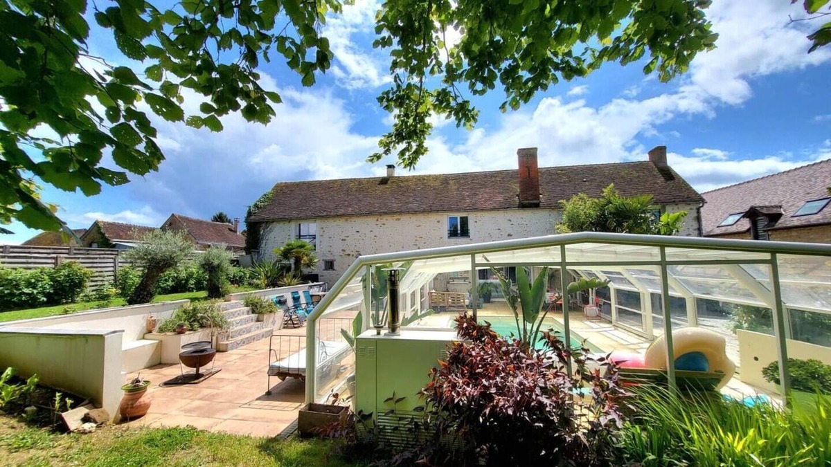 Degre House | Beautifully renovated barn, covered/heated swimming pool, close to activities and 24-hour circuit.