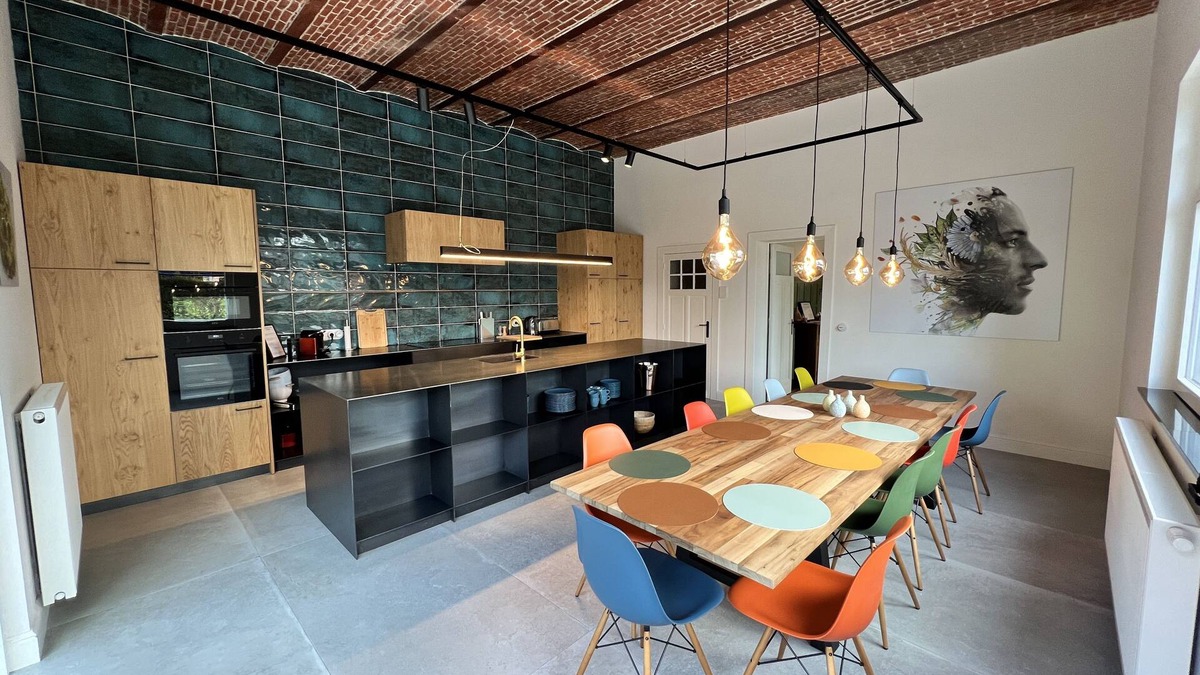 Assebroek House | Beautifully renovated home with 5 large bedrooms and 4 bathrooms