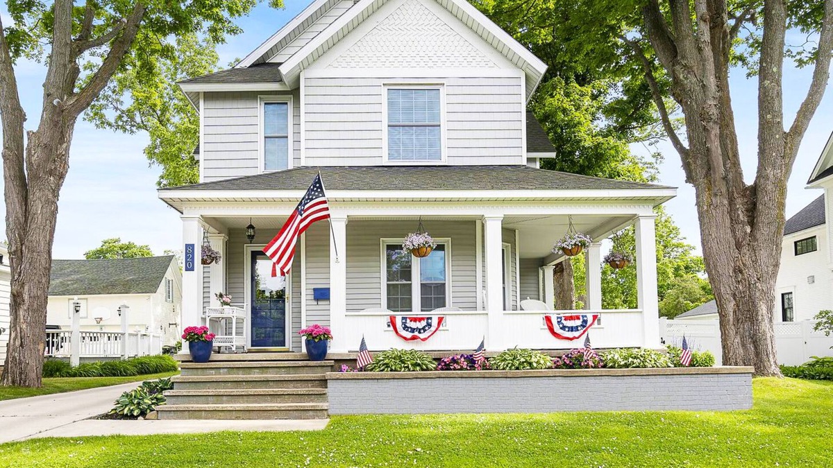 Petoskey House | Beautifully Renovated Home, Blocks from Restaurants and Entertainment!