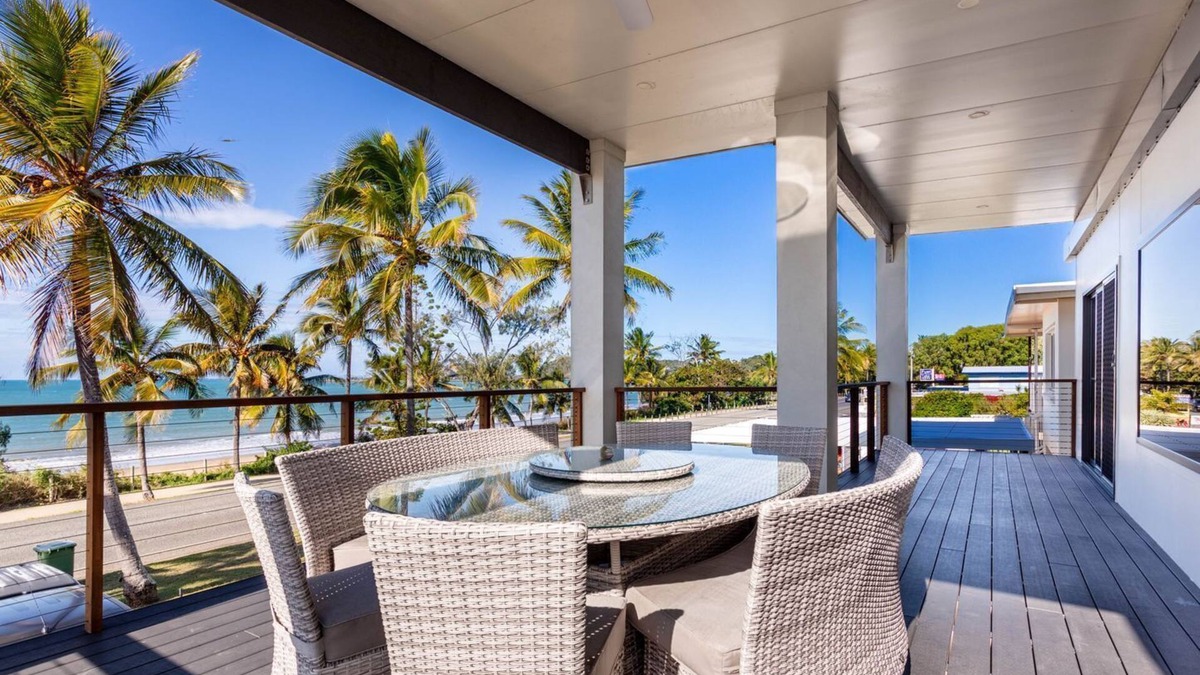 Lammermoor Beach House | Beautifully Renovated Large Home on Lammermoor Beach.