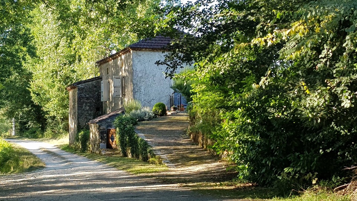 Touzac House | Beautifully renovated traditional riverside cottage, withnlarge private garden.