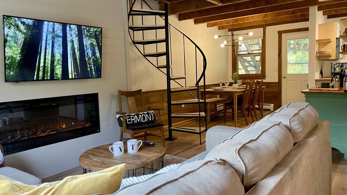 West Hartford House | Beautifully renovated with fireplace and coffee bar