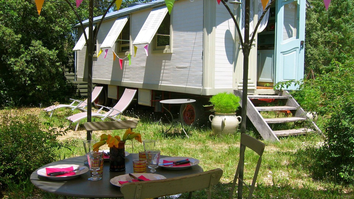 Sardan Cabin | Beautifully restored authentic circus wagon