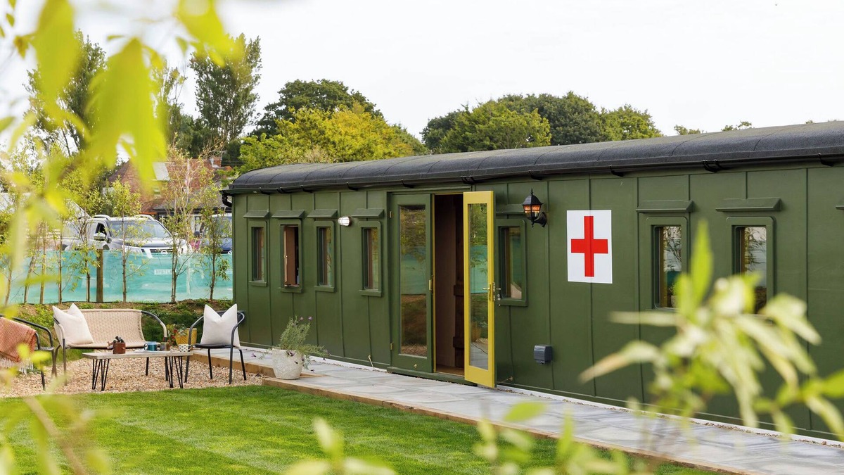 Birdham House | Beautifully Restored WW2 Carriage - Sleeps 6