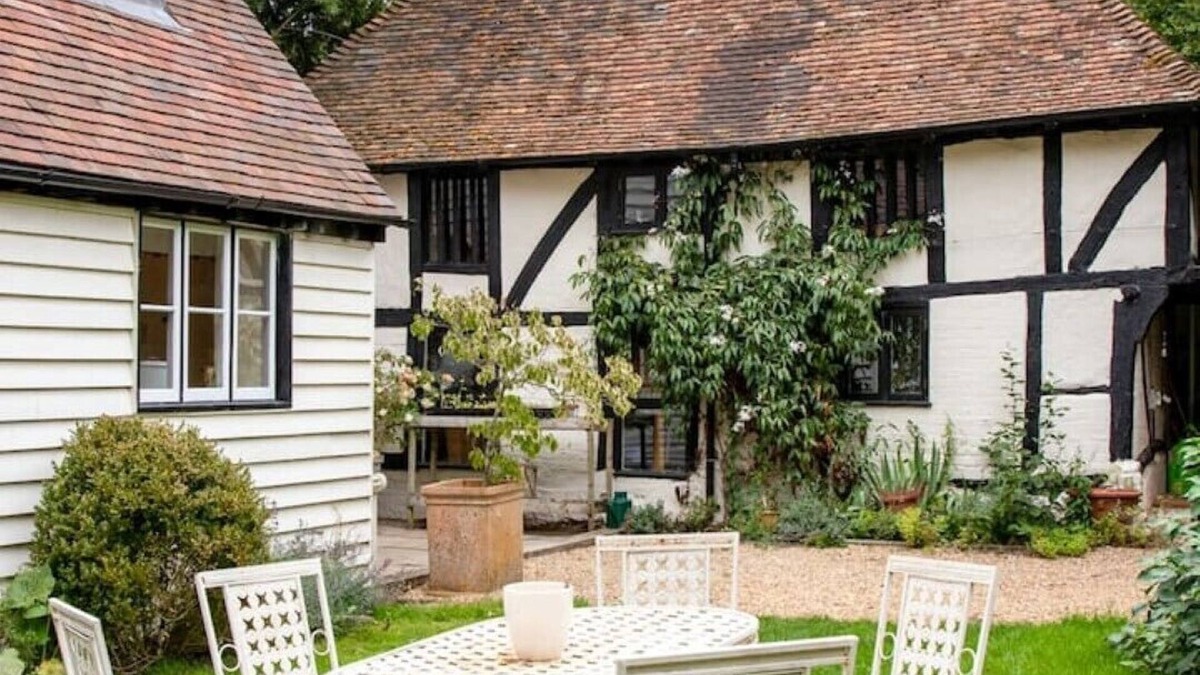 Denton Cottage | Beautifully Restored Tudor Cottage w large garden + Summerhouse. Family & pets!