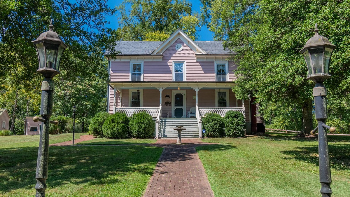 Esmont House | Beautifully Restored Turn of the Century Farmhouse on Private and Remote Farm