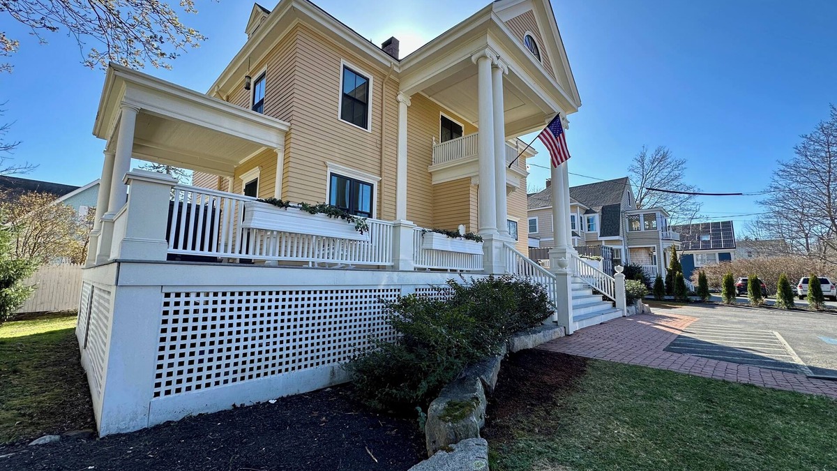 Portland Apartment | Beautifully updated short walk to the beach and 5-7 min to Portland.
