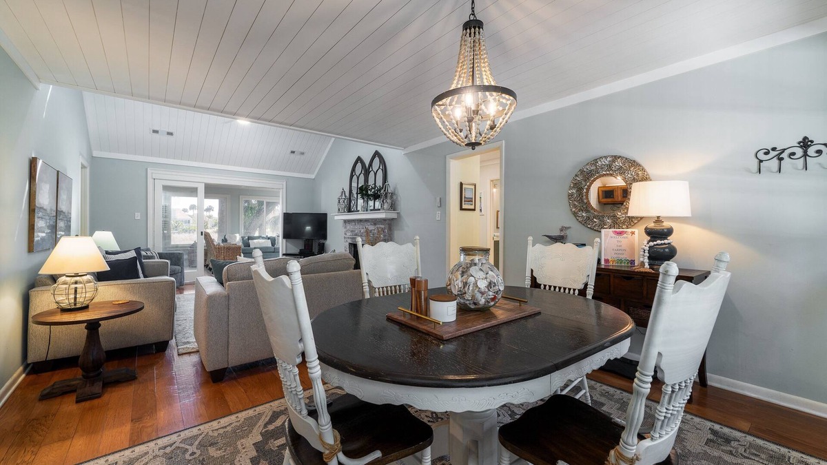 Tarpon Pond House | Beautifully Updated Cottage! Extra Full Bath! Golf Views! All Amenities!