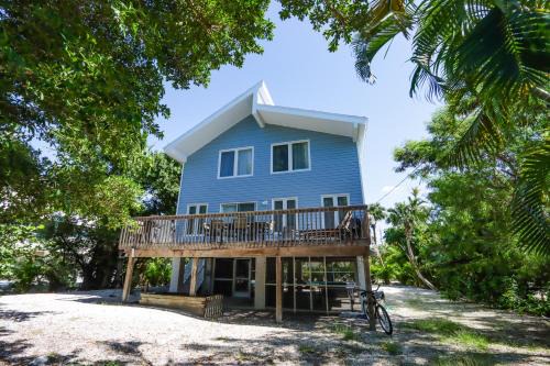 Captiva House | Beautifully Updated, 4 Bedroom Pool Home, 50 Yards to the Beach! Captiva Escapade